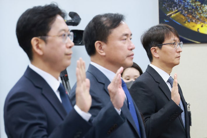 30일 국회에서 열린 쿠팡 침해사고 및 개인정보 유출,불공정 거래,노동환경 실태 파악과 재발 방지 대책 마련을 위한 청문회에서 (왼쪽부터)배경훈 부총리 겸 과학기술정보통신부 장관,김종철 방송미디어통신위원회 위원