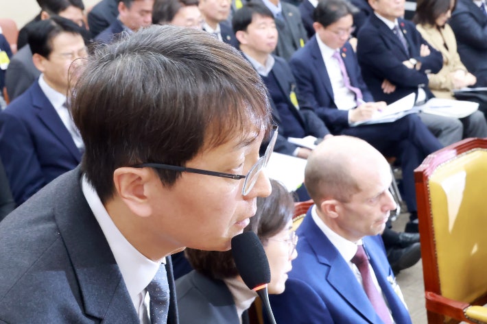 30일 국회에서 열린 쿠팡 침해사고 및 개인정보 유출,불공정 거래,노동환경 실태 파악과 재발 방지 대책 마련을 위한 청문회에서 박대준 전 쿠팡 대표이사가 의원 질의에 답하고 있다.연합뉴스