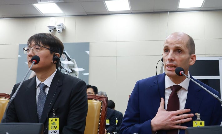 30일 국회에서 열린 쿠팡 침해사고 및 개인정보 유출,불공정 거래,노동환경 실태 파악과 재발 방지 대책 마련을 위한 청문회에서 해롤드 로저스 쿠팡 대표이사가 의원 질의에 답하고 있다.연합뉴스