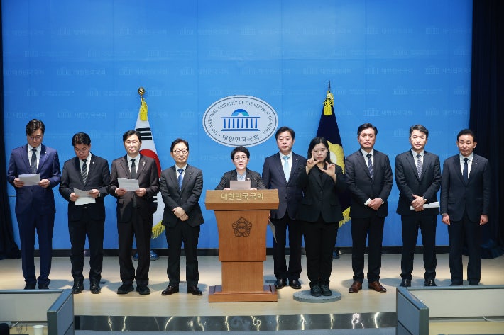 대전.충남 지역 민주당 의원들이 지난 19일 국회에서 기자회견을 열었다.이들은 "대전·충남 통합으로 대한민국 균형 성장의 새로운 모델을 만들어가겠다"고 밝혔다.민주당 대전시당 제공