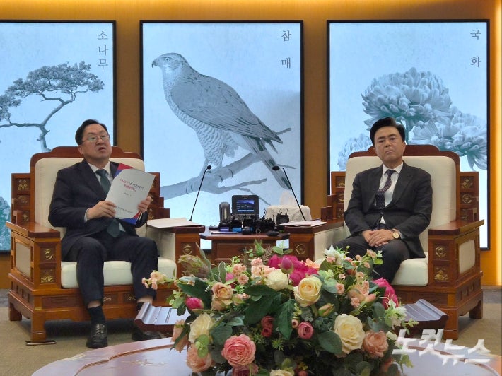 이장우 대전시장(왼쪽)과 김태흠 충남지사가 지난 24일 오전 충남도청에서 대전·충남 행정통합과 관련한 회동을 가진 가운데,이장우 시장이 기존 발의된 행정통합 특별법안을 들고 설명하고 있다.김정남 기자