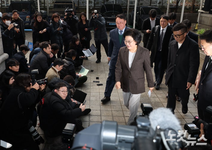 이혜훈 기획예산처 장관 후보자가 29일 서울 중구 예금보험공사에 마련된 인사청문회 준비사무실로 출근하고 있다.황진환 기자