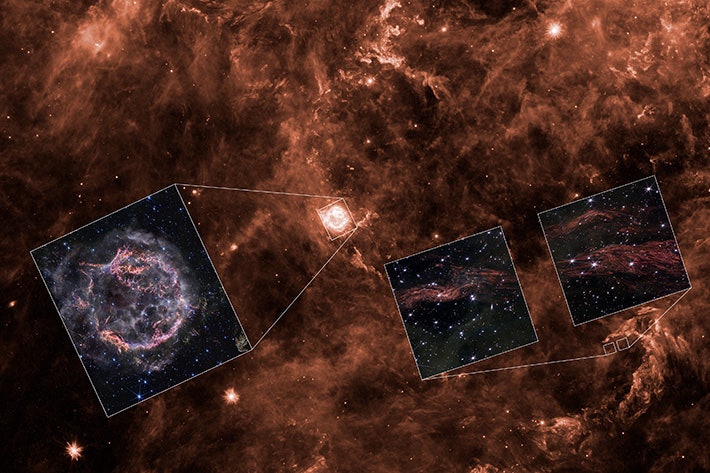 카시오페아A 성운의 광각 전경. 배경이미지는 지난 2008년 스피처 우주망원경이 관측한 부분, 왼쪽의 동그랗게 밝은 부분이 카시오페아A 초신성이 있었던 자리, 오른쪽은 초신성 분출 잔해가 