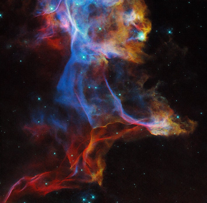 매우 컬러풀한 베일 성운의 모습. ESA/Hubble &amp; NASA, R. 산크리트