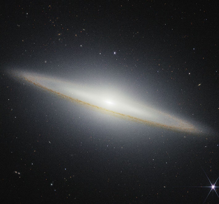 제임스웹의 근적외선 카메라로 촬영한 솜브레로 은하. 외부 고리의 먼지가 은하 내부의 별빛을 차단하는 모습을 보여줍니다. NASA, ESA, CSA, STScI