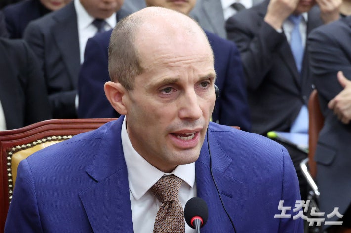 31일 서울 여의도 국회 과학기술정보방송통신위원회 전체회의에서 열린 쿠팡 침해사고 및 개인정보 유출, 불공정 거래, 노동환경 실태 파악과 재발방지 대책 마련을 위한 청문회에서 해롤드 로저스 쿠팡 대표이사가 의원 질의