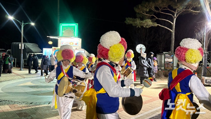 1일 새벽 서울 종로구 인왕산 청운공원에서 '제25회 인왕산 해맞이 축제'가 열린 가운데 풍물놀이가 펼쳐졌다.김수정 기자