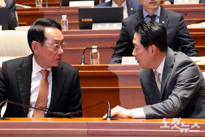 국민의힘 김도읍 의원이 5일 정책위의장을 내려놓았다.사진은 김도읍 의원과 장동혁 대표.윤창원 기자