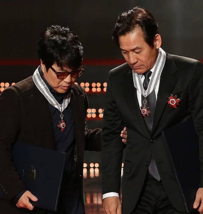 지난 2013년 11월 18일 서울 송파구 방이동에서 열린 '2013 대한민국 대중문화예술상' 시상식에서 가수 조용필(왼쪽)과 배우 안성기가 은관 문화훈장을 받고 있다.연합뉴스