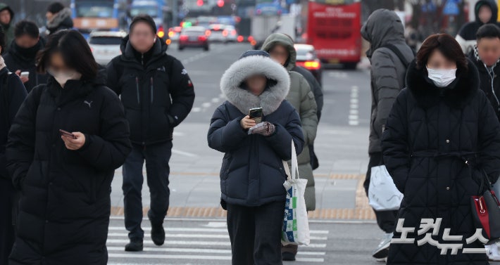 서울 광화문 사거리에서 시민들이 두꺼운 옷차림으로 발걸음을 재촉하고 있다.황진환 기자