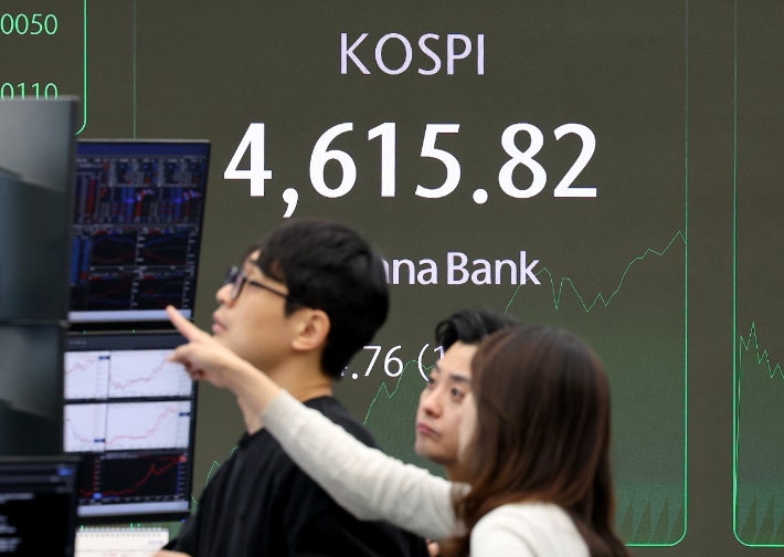 8일 서울 중구 하나은행 본점 딜링룸 현황판에 코스피가 표시돼 있다.연합뉴스