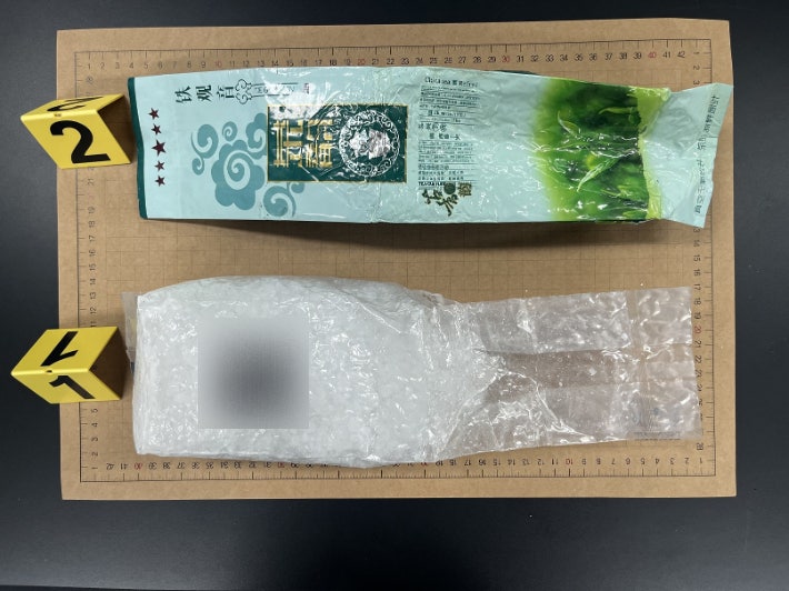 제주 해안가에서 발견된 차봉지 형태의 마약류 케타민.제주해경청 제공