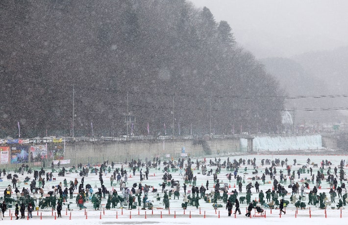 국내 대표 겨울 축제인 2026 화천산천어축제가 개막한 10일 강원 화천군 화천읍 화천천에 마련된 축제장 일원에서 함박눈이 내리고 있다. 연합뉴스
