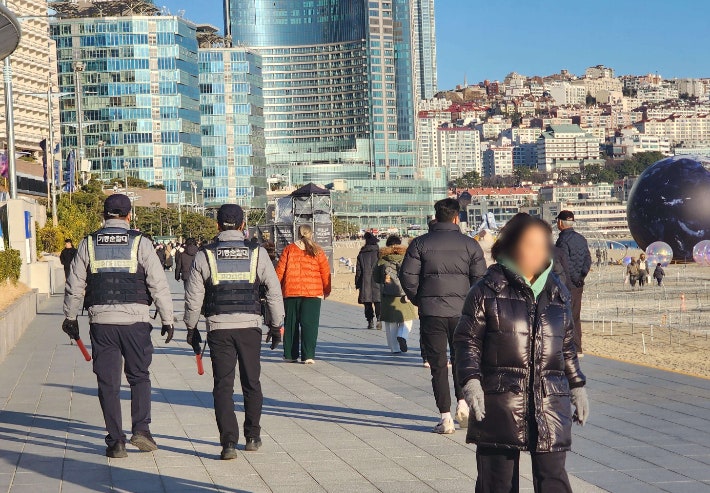 부산경찰청 기동순찰대가 해운대해수욕장을 순찰하고 있다.부산경찰청 제공