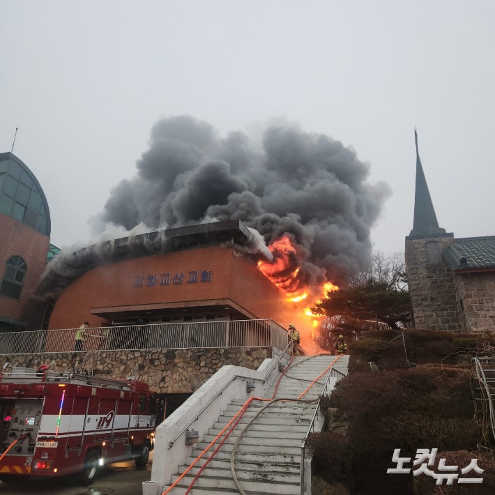 지난달 20일 새벽기도를 마친 후 존스기념예배당에 원인 모를 화재가 발생해 2층 예배실이 전소됐다.존스기념예배당은 지난 2003년 설립 110주년 기념예배당으로 세워졌으며,<a href=