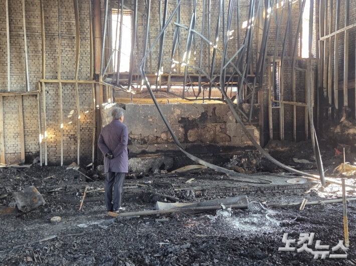 기독교대한감리회 김정석 감독회장은 강화교산교회를 찾아 성도들을 위로하고 격려금을 전달했다.김 감독회장은 "예배실 복구를 위해 기도하면서 함께 하겠다"며 "마음과 힘을 모아 슬기롭게 헤쳐나갈 수 있길 기도한다"고 격