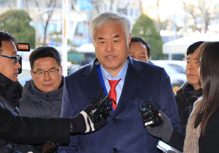 사랑제일교회 전광훈 목사가 13일 서울서부지방법원에서 열린 구속 전 피의자 심문에 출석하며 기자의 질문에 답하고 있다.연합뉴스