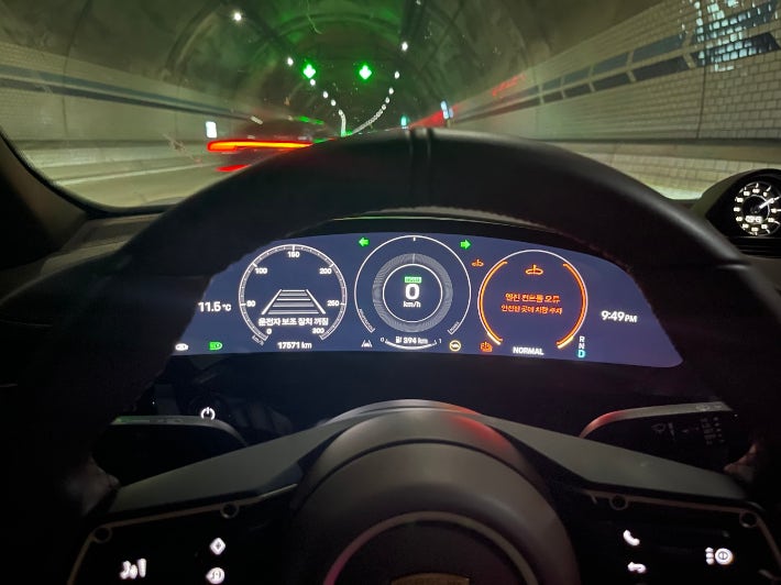 시속 100km로 주행 중 갑자기 정지한 김씨의 타이칸 차량. 독자 제공