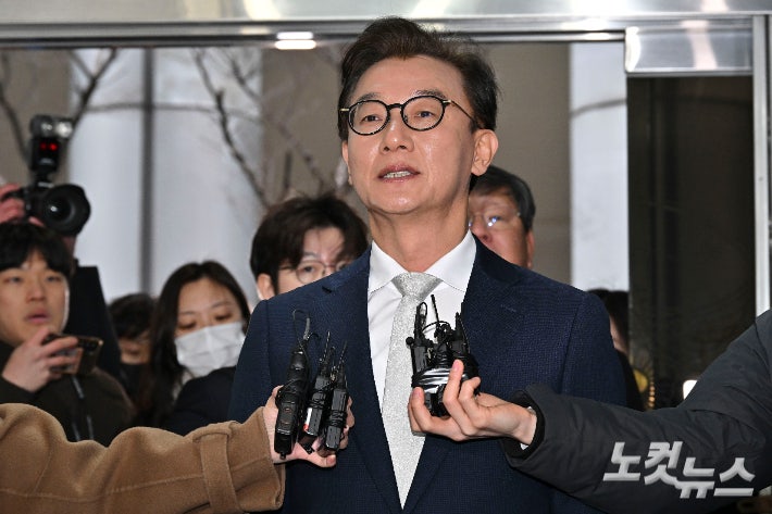 통일교 금품 수수 의혹을 받는 전재수 전 해양수산부 장관이 신년 여론조사에서 박형준 부산시장보다 앞선다는 결과가 나와 부산시장 출마설에 힘이 실리고 있다.류영주 기자