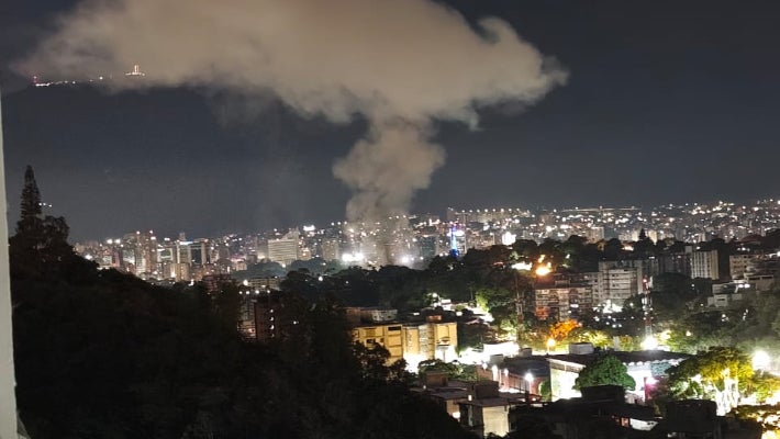 미국이 베네수엘라 마두로 대통령을 체포할 당시 폭격을 받은 카라카스 상공으로 연기가 자욱이 피어오르고 있다.이미경 선교사 제공