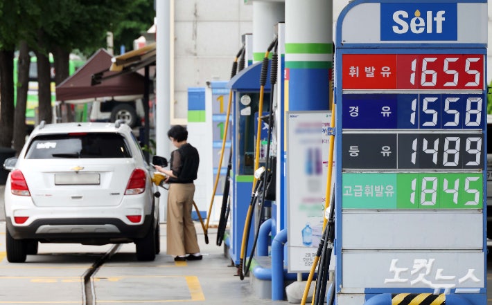 이란-이스라엘 무력 충돌의 영향으로 전국 주유소 휘발유와 경유 가격이 2주 연속 상승한 29일 서울 시내 한 주유소에 휘발유와 경유 가격이 표시돼 있다.한국석유공사 유가정보시스템 오피넷에 따르면 6월 넷째 주 휘발