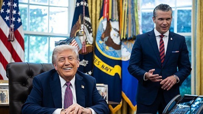 2025년 9월 5일 미국 백악관에서 '국방부'의 보조 명칭으로 '전쟁부'를 쓰도록 하는 행정명령에 서명한 후 도널드 트럼프(왼쪽) 미국 대통령과 피트 헤그세스(오른쪽) 미국 국방부 장관의 모습.연합뉴스