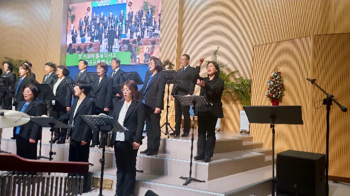 제주CBS아가페합창단 정기연주회 당시 통역 모습.박윤희 집사 제공