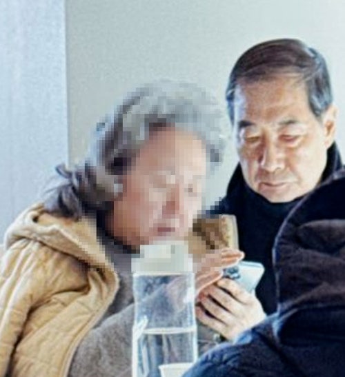 돈가스 가게에서 포착된 한 전 총리 부부.최항 작가 페이스북 캡처