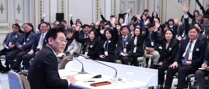 이재명 대통령이 21일 청와대 영빈관에서 열린 신년기자회견에서 취재진의 질문을 받고 있다.연합뉴스