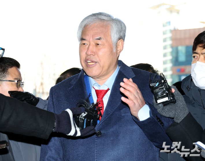 지난해 1월 발생한 서울서부지방법원(서부지법) 난동 사태의 배후로 지목된 사랑제일교회 전광훈 씨가 13일 서울 마포구 서부지법에서 열린 구속 전 피의자 심문(영장실질심사)에 출석하고 있다.황진환 기자