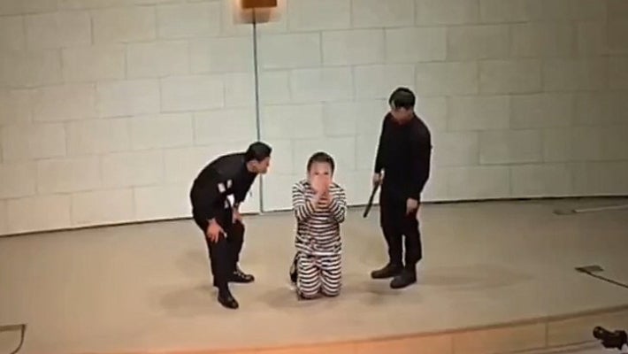 지난해 12월2일 서울 은평구 은평제일교회에서 열린 계엄전야제 행사에서 상연된 연극 장면.이재명 대통령 가면을 쓴 사람이 곤봉을 든 사람들에게 둘러싸여 있다.극우추적단 카운터스 엑스(X·옛 트위터) 계정 캡처