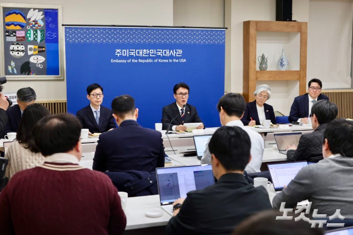 김민석 총리가 23일(현지시간) 주미대사관에서 열린 특파원 간담회에서 발언하고 있다.국무총리실 제공