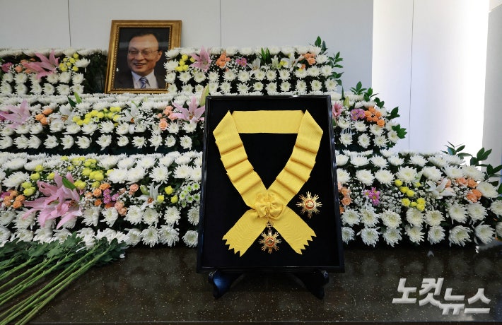 27일 서울 종로구 서울대병원 장례식장에 마련된 고 이해찬 전 국무총리 빈소에 이재명 대통령이 추서한 국민훈장 무궁화장이 세워져 있다. 사진공동취재단