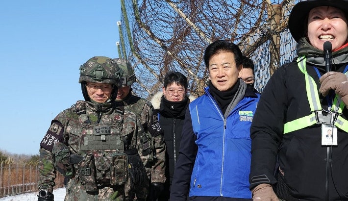 정동영 통일부 장관이 21일 DMZ 평화의 길 강원 고성 구간과 동해선 남북출입사무소 등을 방문하고 있다. 연합뉴스