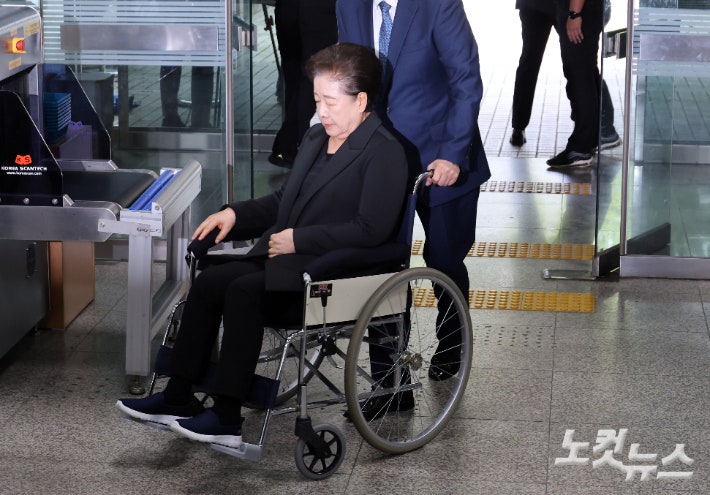 '정교유착 국정농단' 의혹을 받고 있는 통일교 한학자 총재가 서울 서초구 서울중앙지법에서 열린 구속 전 피의자 심문(영장실질심사)에 출석하고 있다. 황진환 기자