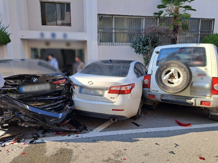 18일 오전 9시쯤 부산 영도구의 한 아파트에서 70대가 몰던 SUV 차량이 주차된 차량 7대를 잇달아 들이받았다. 부산경찰청 제공