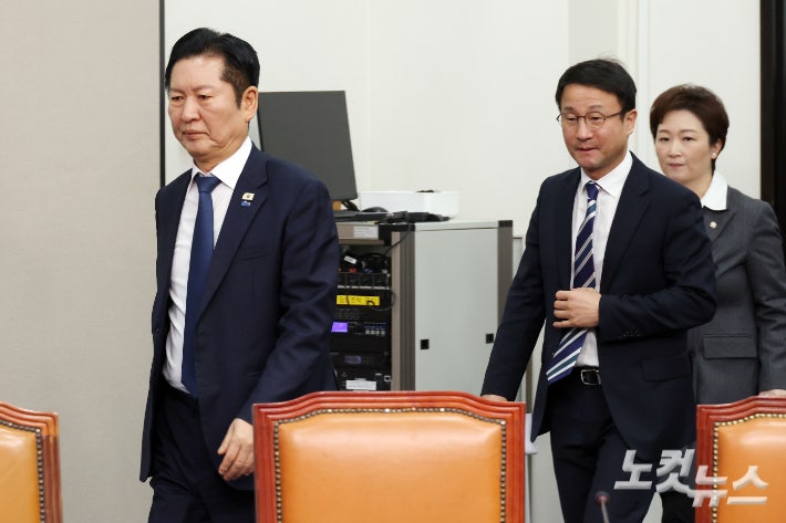 더불어민주당 정청래 대표와 한병도 원내대표가 20일 서울 여의도 국회에서 열린 최고위원회의에 참석하고 있다. 윤창원 기자