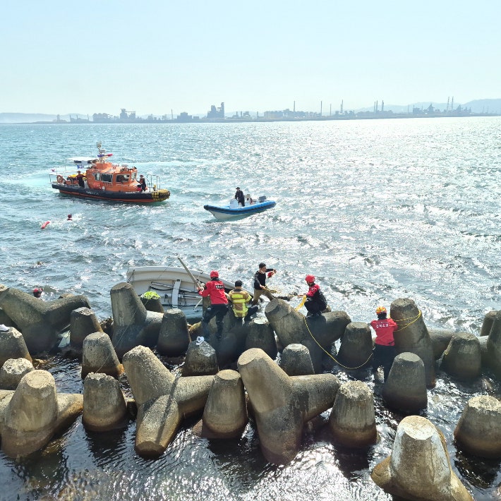 포항해경 구조대가 전복 선박 탑승자를 구조하고 있다. 포항해경 제공