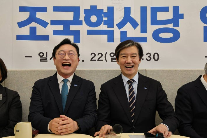 입당 축하 기자회견에서 명창환 여수시장 입후보 예정자(왼쪽)와 조국 대표가 밝게 웃고 있다. 조국혁신당 제공 