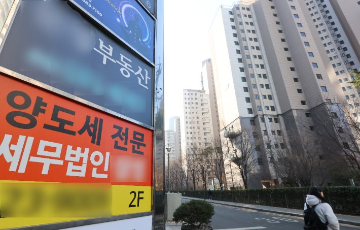  서울 서초구 한 아파트 앞 부동산 중개업소와 세무법인 간판 모습. 연합뉴스