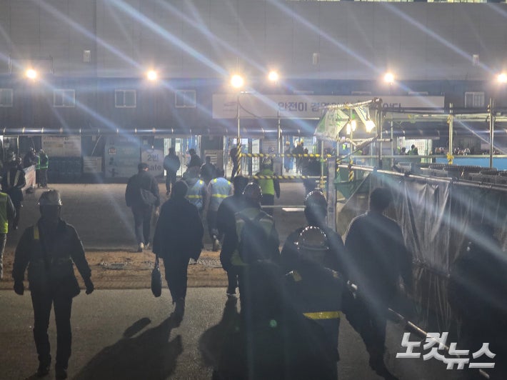 삼성전자 평택캠퍼스 신공장 건설 현장으로 들어서는 근로자들. 박성완 기자