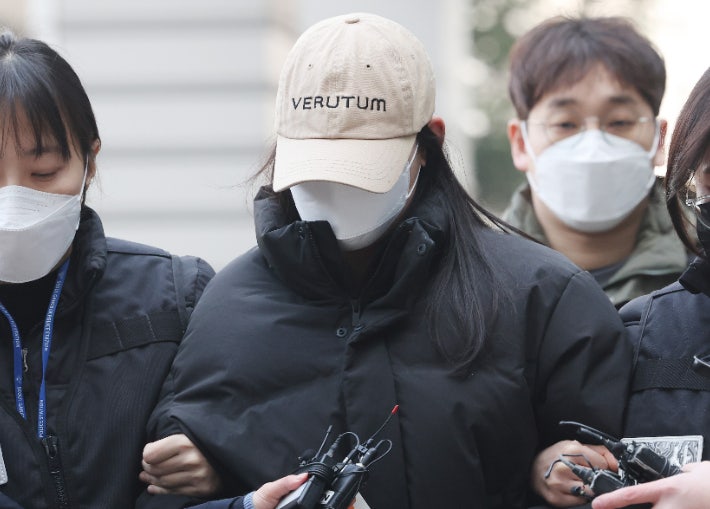 서울 강북구 수유동 모텔에서 남성 2명을 숨지게 한 혐의를 받는 20대 여성 A씨. 연합뉴스