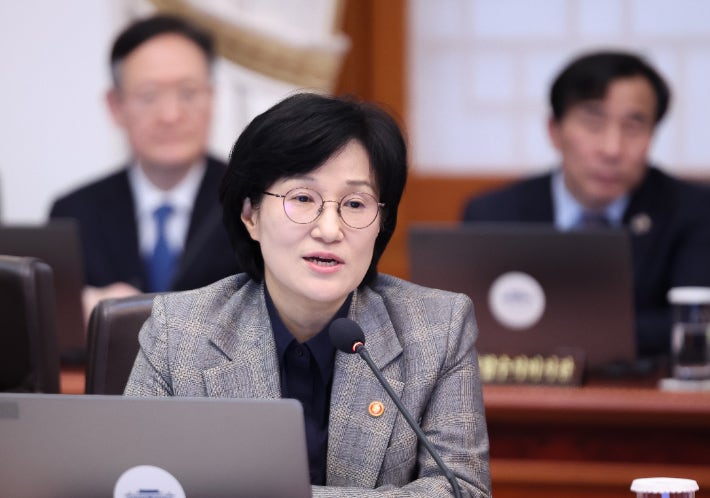 원민경 성평등가족부 장관이 지난달 24일 청와대에서 열린 이재명 대통령 주재 국무회의에서 발언하고 있다.연합뉴스