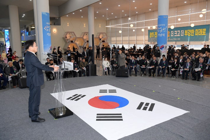 강기정 광주시장이 1일 오전 10시 시청 시민홀에서 열린 '제107주년 3·1절 기념식'에서 기념사를 하고 있다. 광주광역시 제공