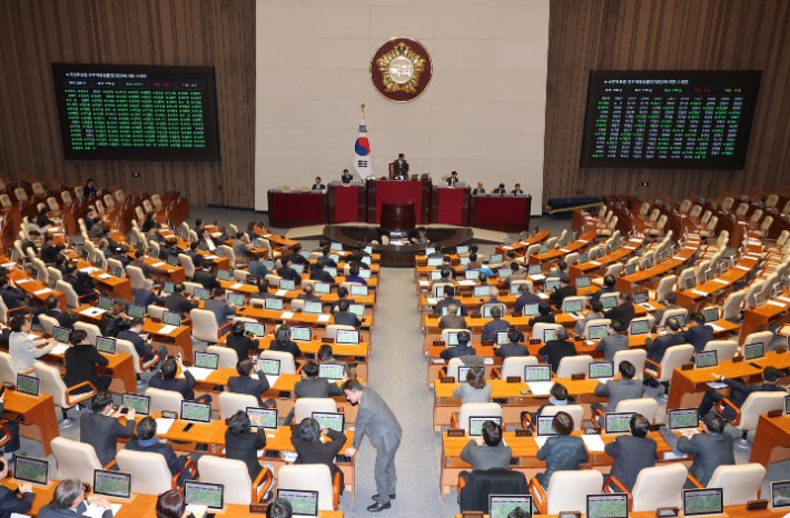 1일 국회에서 국민투표법 전부개정법률안(대안)에 대한 수정안이 통과되고 있다. 연합뉴스
