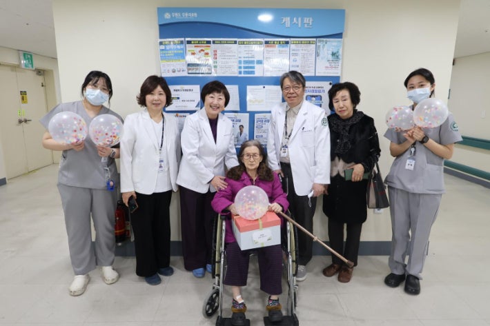 99세 고령 환자가 복강경 담낭절제술을 성공적으로 마치고 10일 의료진과 기념 촬영을 하고 있는 모습. 강릉의료원 제공