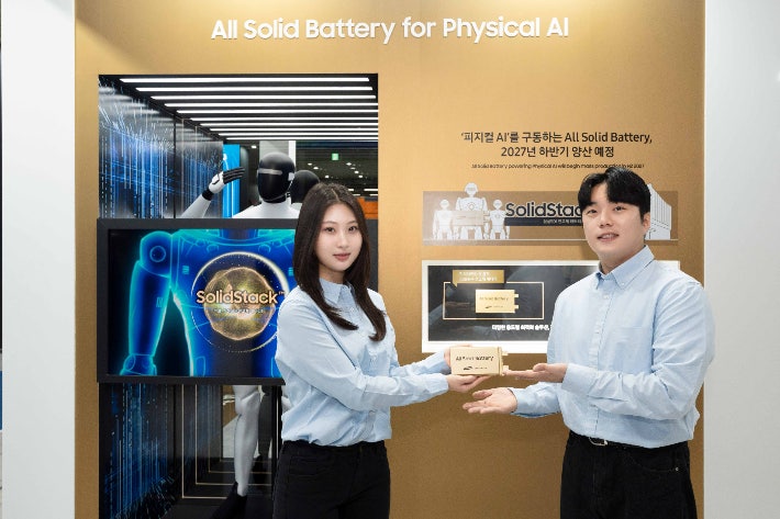 인터배터리 2026에 마련된 삼성SDI 부스에서 모델들이 '피지컬 AI'용 전고체 배터리 샘플을 소개하고 있다.삼성SDI 제공