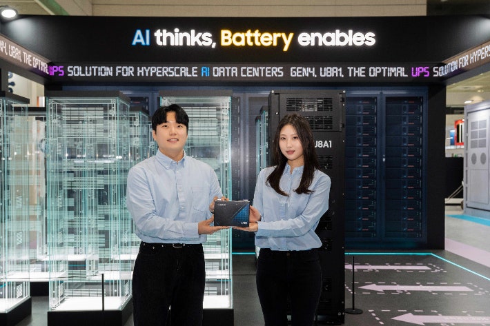 인터배터리 2026에 마련된 삼성SDI 부스에서 모델들이 AI 데이터센터에 들어가는 삼성SDI의 UPS용 LMO 각형 배터리를 알리고 있다.삼성SDI 제공