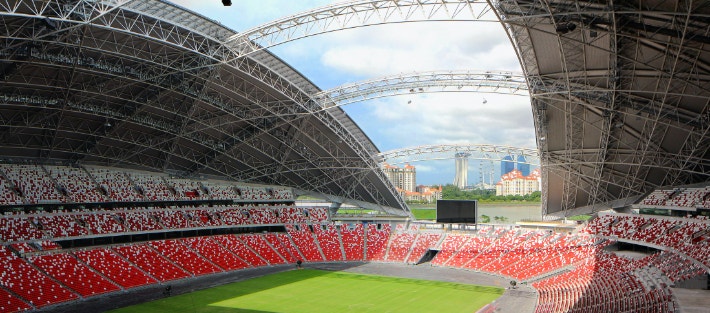 싱가포르 '내셔널 스타디움'의 높이 86m, 직경 310m에 달하는 지붕은 열고 닫을 수 있는 개폐식이어서 날씨의 영향을 받지 않고 경기나 공연 개최를 할 수 있다. 칼랑그룹(The Kallang) 제공