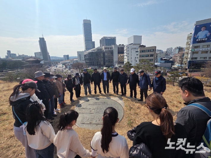 옛 동대문교회 터를 방문한 예능교회 성도들이 초기 한국교회의 이웃사랑 정신을 돌아보며 기도하고 있다.오요셉 기자